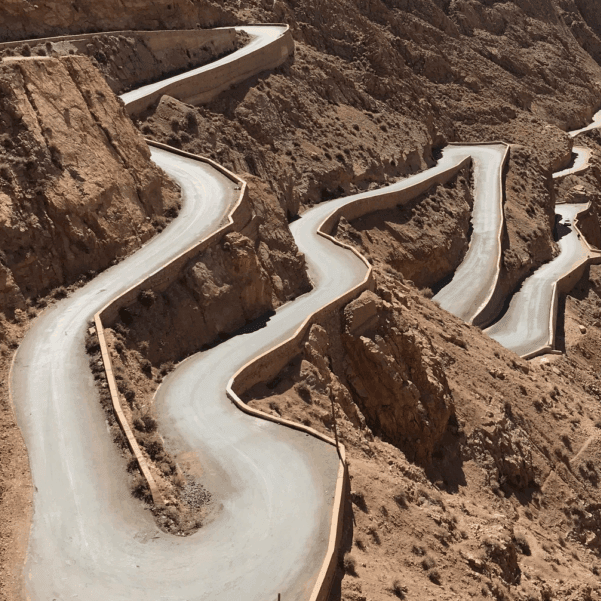 This image illustrates driving conditions and road tips in Morocco for tourists. Learn about traffic laws, road etiquette, and safety measures before your trip.