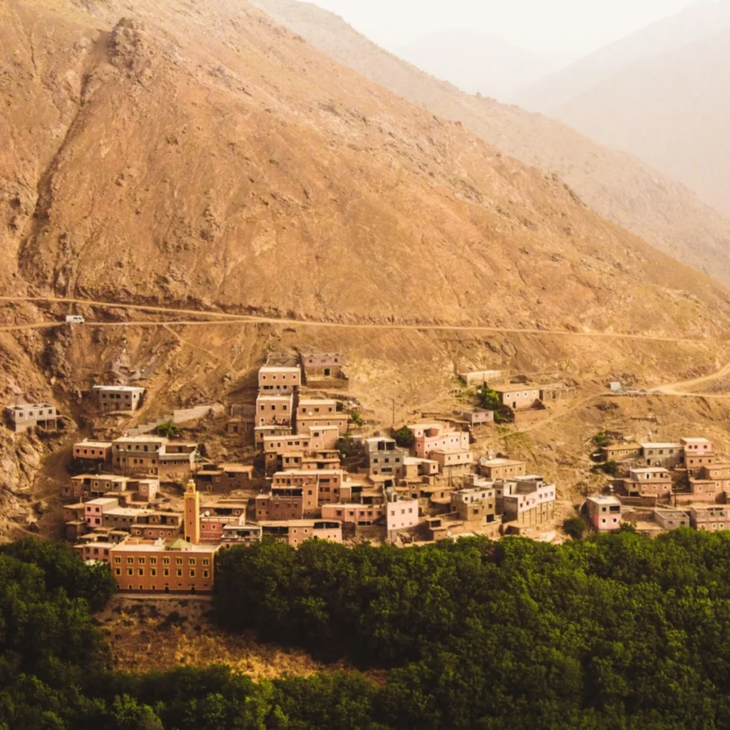 Malerische Berglandschaft des Hohen Atlas auf der Toubkal-Trekkingroute in der Nähe von Imlil, Marokko